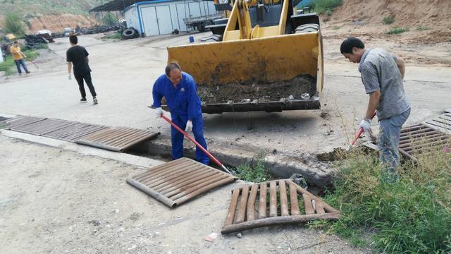 掘进公司北翼项目部修屋筑渠保安全