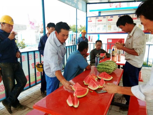 炎炎烈日下   浓浓关爱情