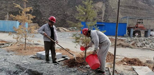 陕煤建设天工公司安装三部开展“绿色施工、美化家园”义务植树活动