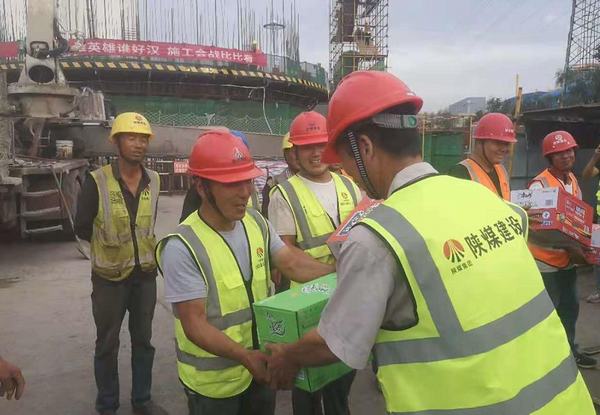 陕煤建设铜煤公司第二十一项目部开展慰问一线劳务工人为施工会战助力加码