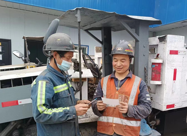 陕煤建设机电安装公司建庄项目部：岗位“双红线” 告知卡接地气