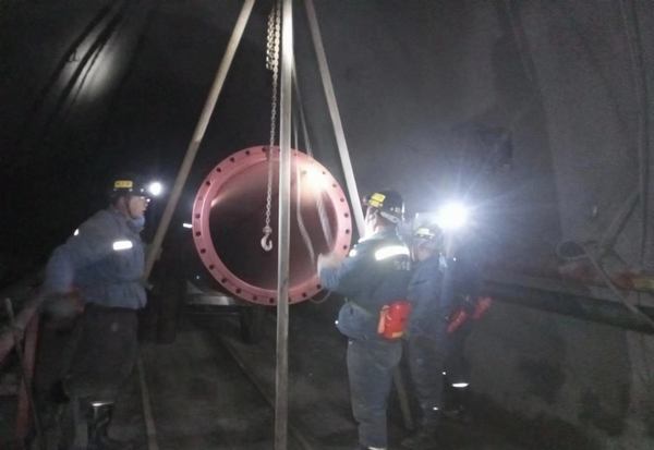 陕煤建设矿建二公司安装项目部 ：“鏖战”王峰煤矿井下万米管路安装