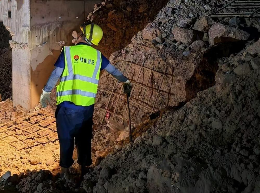 夜灯下的钢铁脊梁