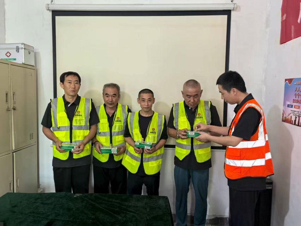 高温送清凉 关怀筑防线