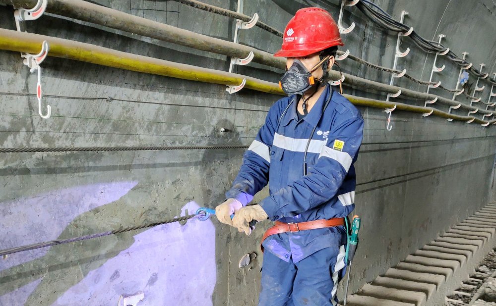 爬坡不用“喘粗气”!玻璃沟煤矿行人助行装置投运,省力更暖心